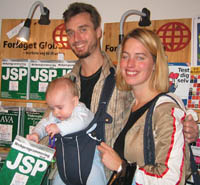 Jacob p&aring; bogmesse i Forum 2004 med sin k&aelig;reste Anne Mette og sin s&oslash;n Aske p&aring; 5 mdr.